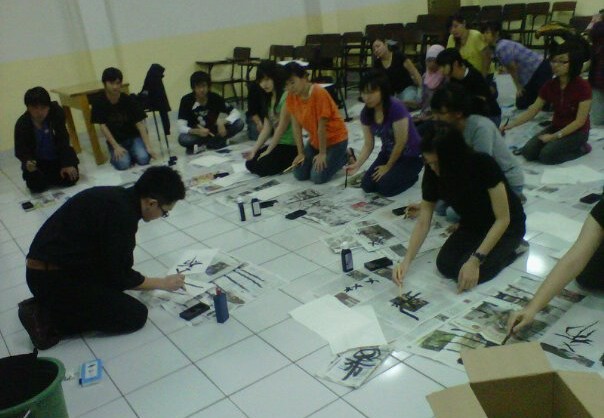 belajar shodo (seni kaligrafi Jepang) langsung dengan native
