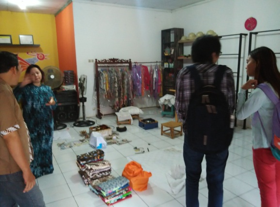 Seperti inilah interior Rumah Batik. Anthony, Kindy, dan Ibu Marissa disambut hangat oleh Pak Iwan (sebelah kiri) selaku founder dari Rumah Batik Palbatu