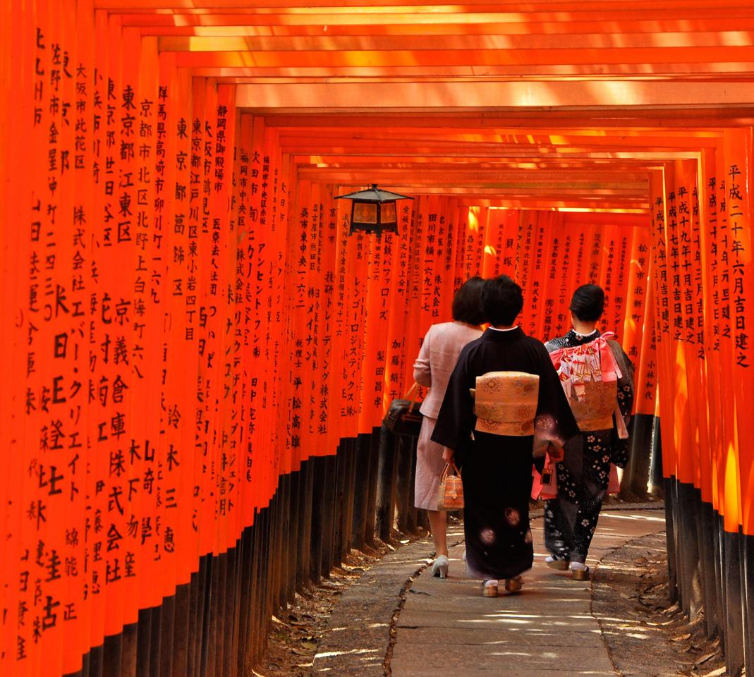 Mengenal Keindahan Fushimi Inari Taisha, Kuil dengan seribu gerbang dewa! –  Japanese