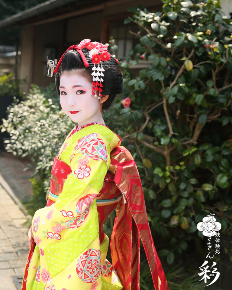 SENIMAN SEKALIGUS PENGHIBUR TRADISIONAL JEPANG (“GEISHA”)